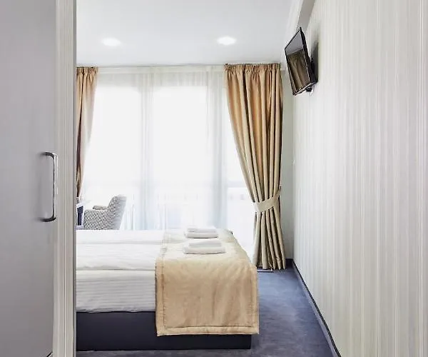 ホテル паризи 3*